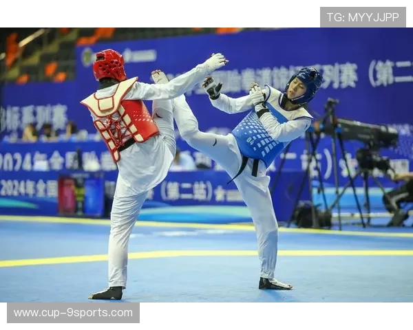 世界跆拳道冠军遭爆冷击倒,裁判表情亮了